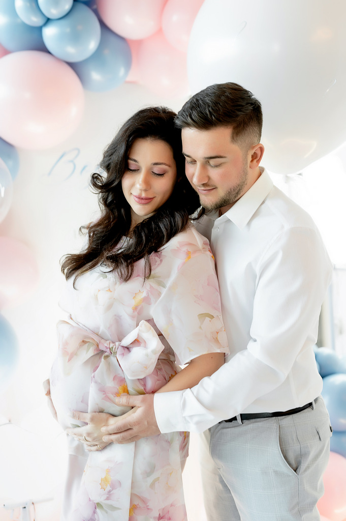 Photoshoot of a couple with a pregnant wife in Krakow. Found out the sex of the baby.