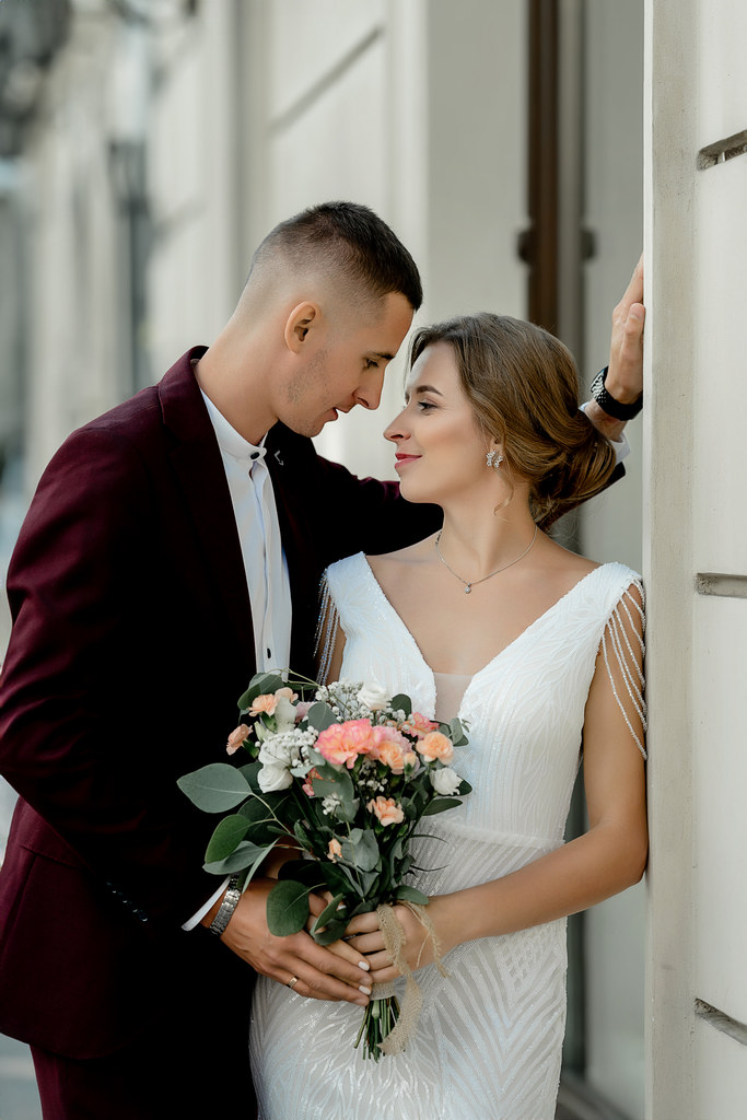 Wedding photoshoot in the old town of Krakow. Walking on the Runochnoye square of Krakow