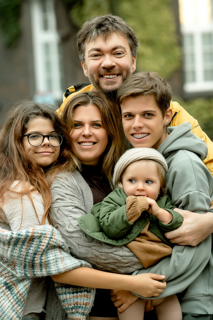 Photoshoot of a family with three children in the old town of Krakow. Walking in Wawel Castle
