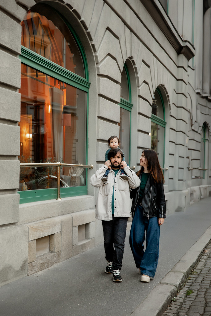 Family photo session in Krakow old town.