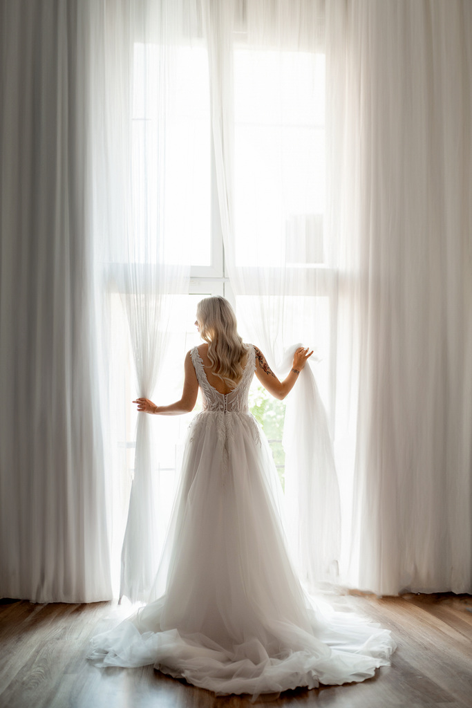 Bride photoshoot in Krakow. Photoshoot of a girl in a white wedding dress.